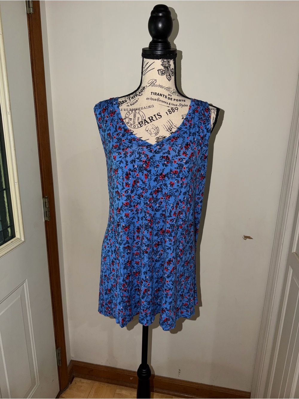 ✨5/$30✨ Lane Bryant Blue Floral V-Neck Tank with Red Accents
